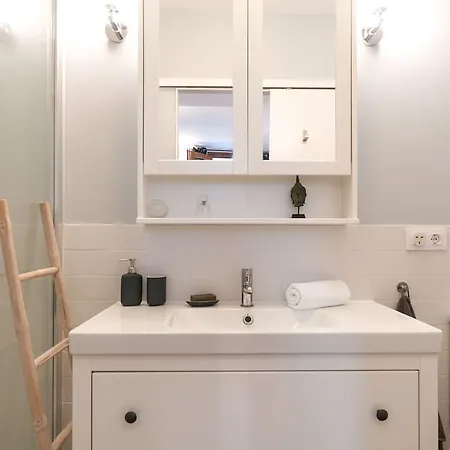 Apartment 3 Bedroom Near Las Ramblas *