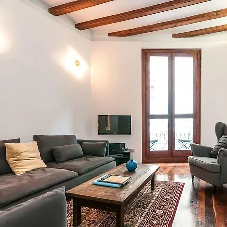 Apartment 3 Bedroom Near Las Ramblas