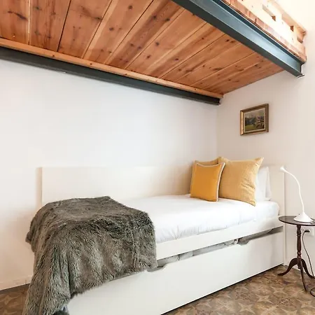 3 Bedroom Near Las Ramblas Apartment