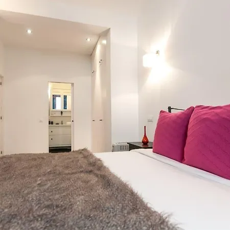 3 Bedroom Near Las Ramblas *