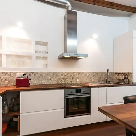 3 Bedroom Near Las Ramblas Apartment *