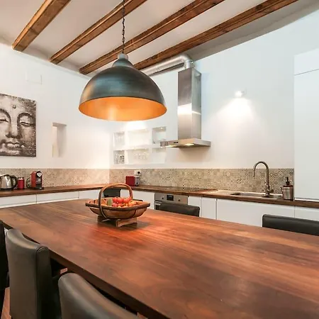 3 Bedroom Near Las Ramblas Apartment *