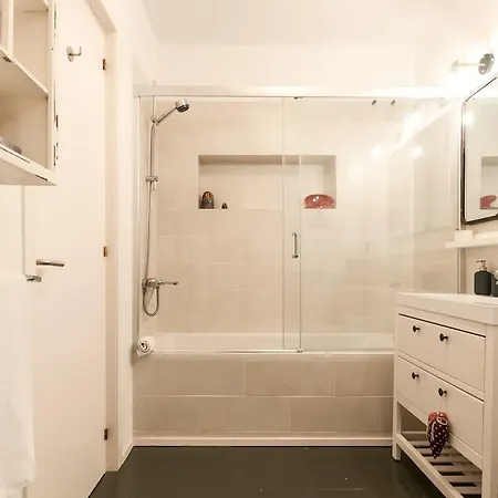 Apartment 3 Bedroom Near Las Ramblas