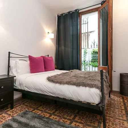 Apartment 3 Bedroom Near Las Ramblas Barcelona