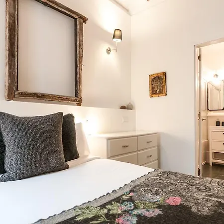 Apartment 3 Bedroom Near Las Ramblas Barcelona