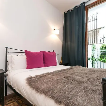 3 Bedroom Near Las Ramblas Apartment