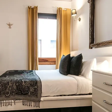 3 Bedroom Near Las Ramblas Apartment *
