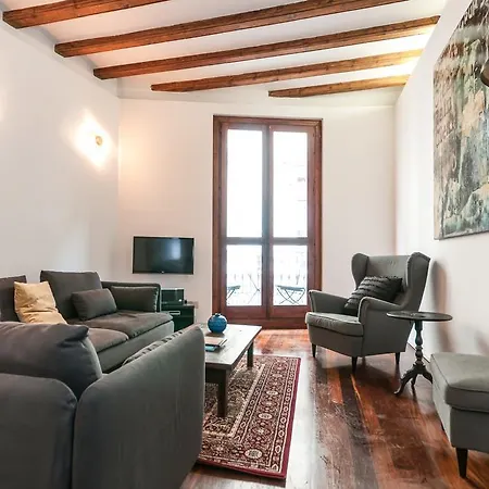 3 Bedroom Near Las Ramblas Apartment *