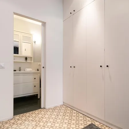 Apartment 3 Bedroom Near Las Ramblas *