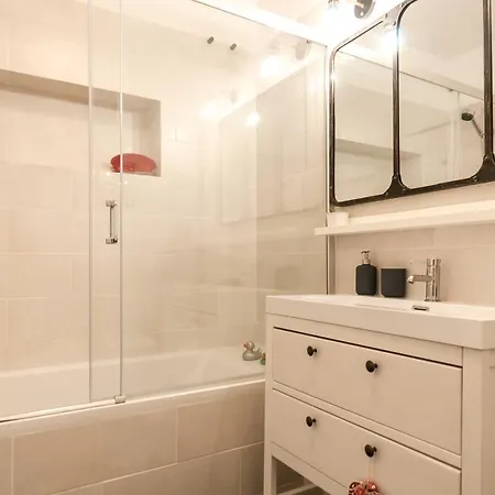 3 Bedroom Near Las Ramblas Apartment *
